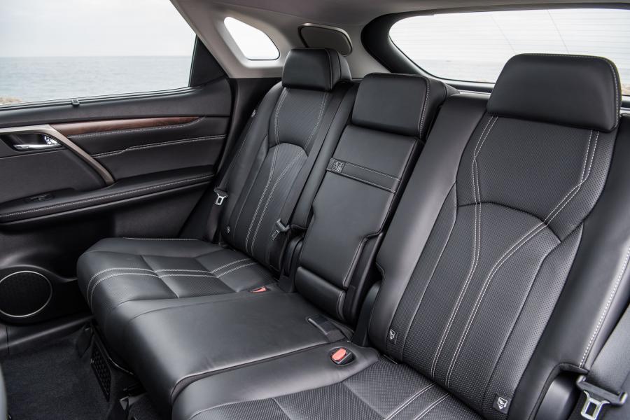 Интерьер Lexus RX450h 2019 года  (WW) (фото 20 из 97)